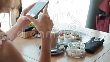 女士<strong>双手</strong>智能手机拍摄晚餐<strong>食品</strong>照片。 特写镜头。